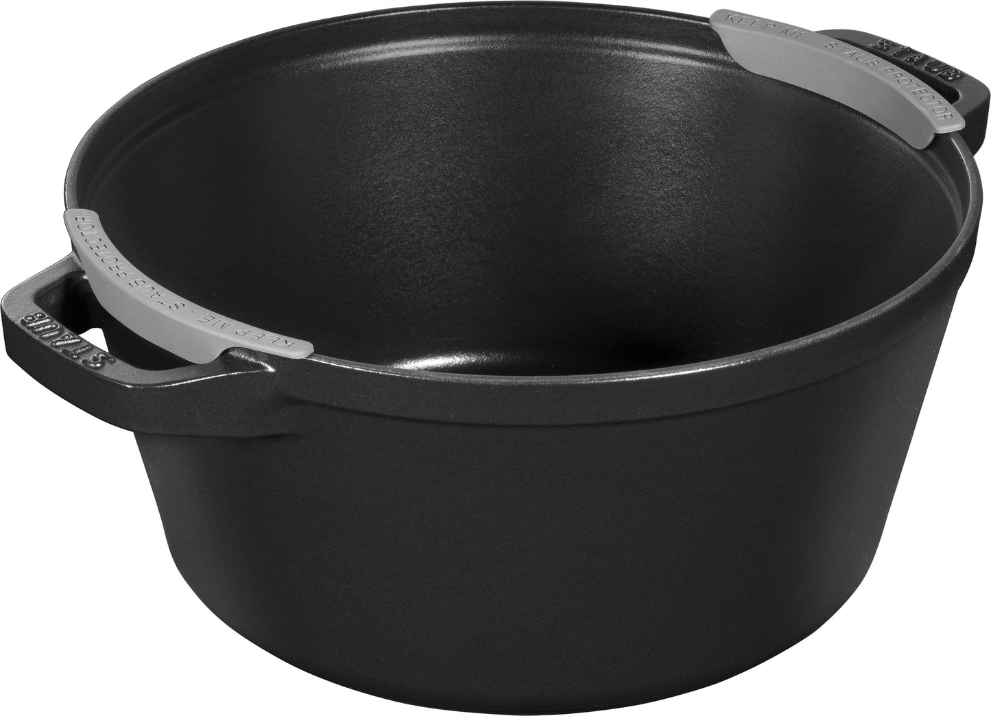 Staub Kochtopfset aus Gusseisen, bestehend aus Cocotte, Schmortopf und Pfanne für professionelle Küchen.