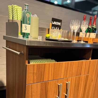 Vorderansicht der Mobilen Servicestation in Nussbaumoptik