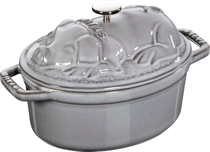 Staub Cocotte Schweinedeckel, 17 cm aus Gusseisen für vielseitige Kochtechniken.
