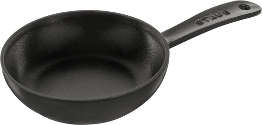 Staub Bratpfanne 16 cm aus Gusseisen für perfekte Bratergebnisse.