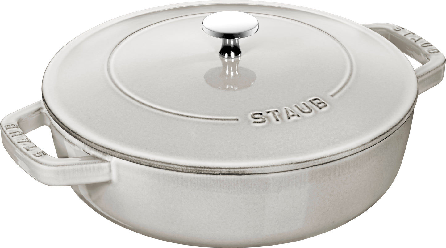 Staub Schmorpfanne 24 cm aus Gusseisen für gleichmäßiges Garen und stilvolles Servieren.