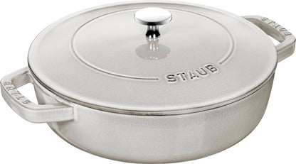 Staub Schmorpfanne 24 cm aus Gusseisen für gleichmäßiges Garen und stilvolles Servieren.