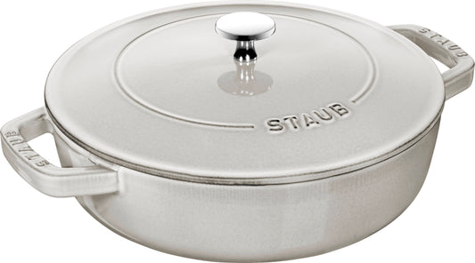 Staub Schmorpfanne 24 cm aus Gusseisen für gleichmäßiges Garen und stilvolles Servieren.