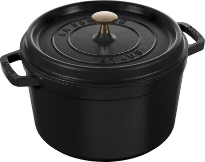 Staub Cocotte tief, 24 cm aus Gusseisen für das Kochen von Eintöpfen und Aufläufen.