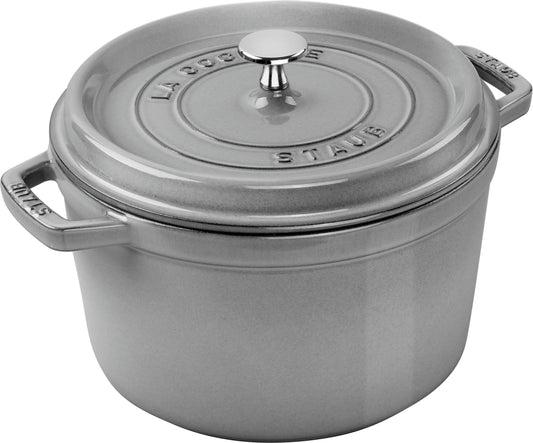 Staub Cocotte tief aus Gusseisen, ideal für die Zubereitung von Eintöpfen und Aufläufen.
