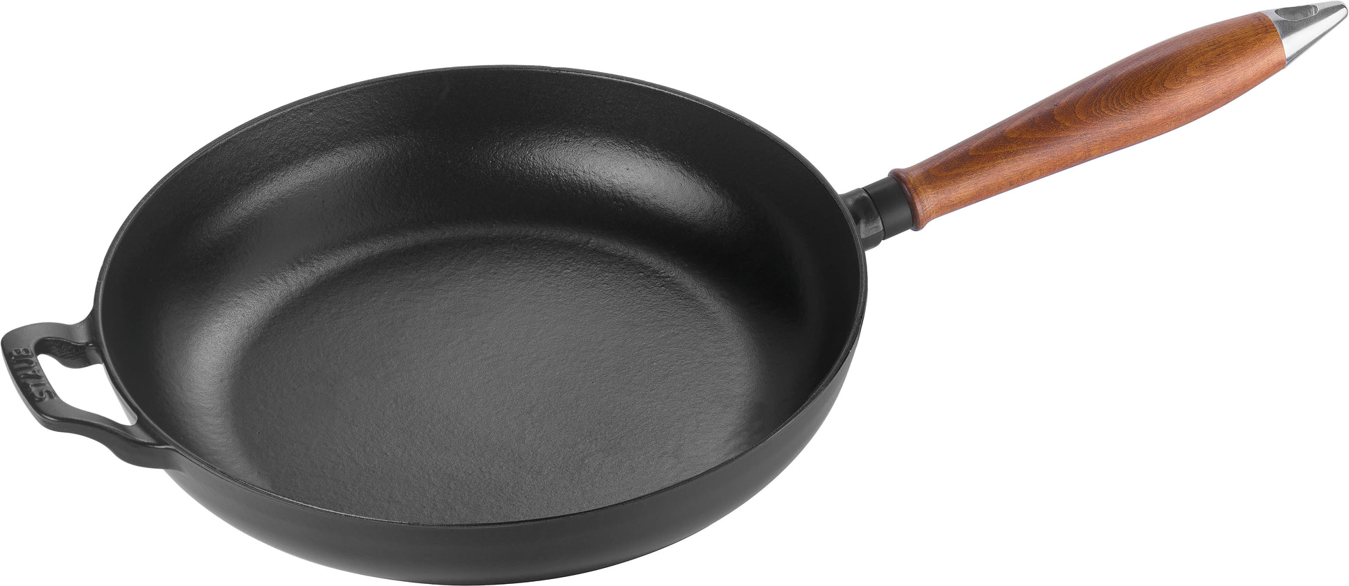 Staub Bratpfanne 28 cm aus Gusseisen für professionelle Anwendungen.