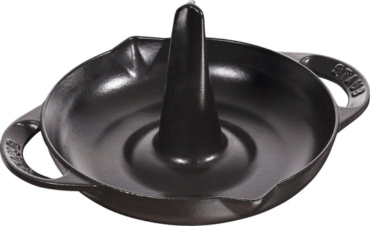 Staub Bräter aus Gusseisen, 24 cm, ideal für das Kochen in professionellen Küchen.