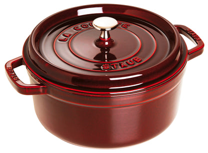 Staub Cocotte 26 cm in Grenadine-Rot, ideal für schmackhafte Gerichte und vielseitigen Einsatz in der Gastronomie