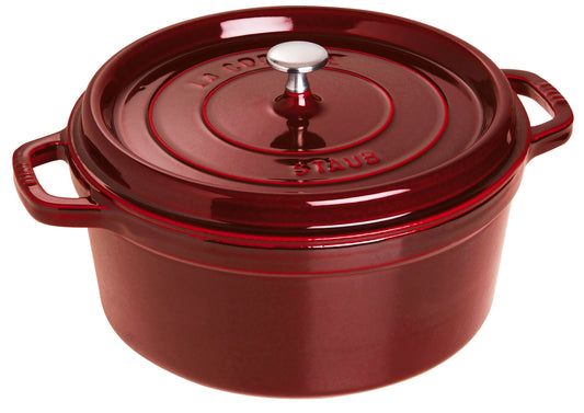 Staub Cocotte, 28 cm aus Gusseisen für vielseitige Kochanwendungen.