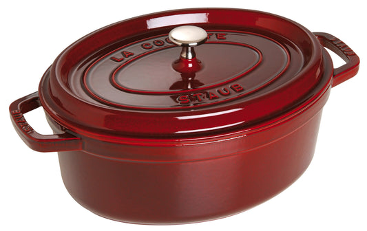 Staub Cocotte 29 cm in Grenadine-Rot, geeignet für die Zubereitung von Speisen auf Induktionsherden.
