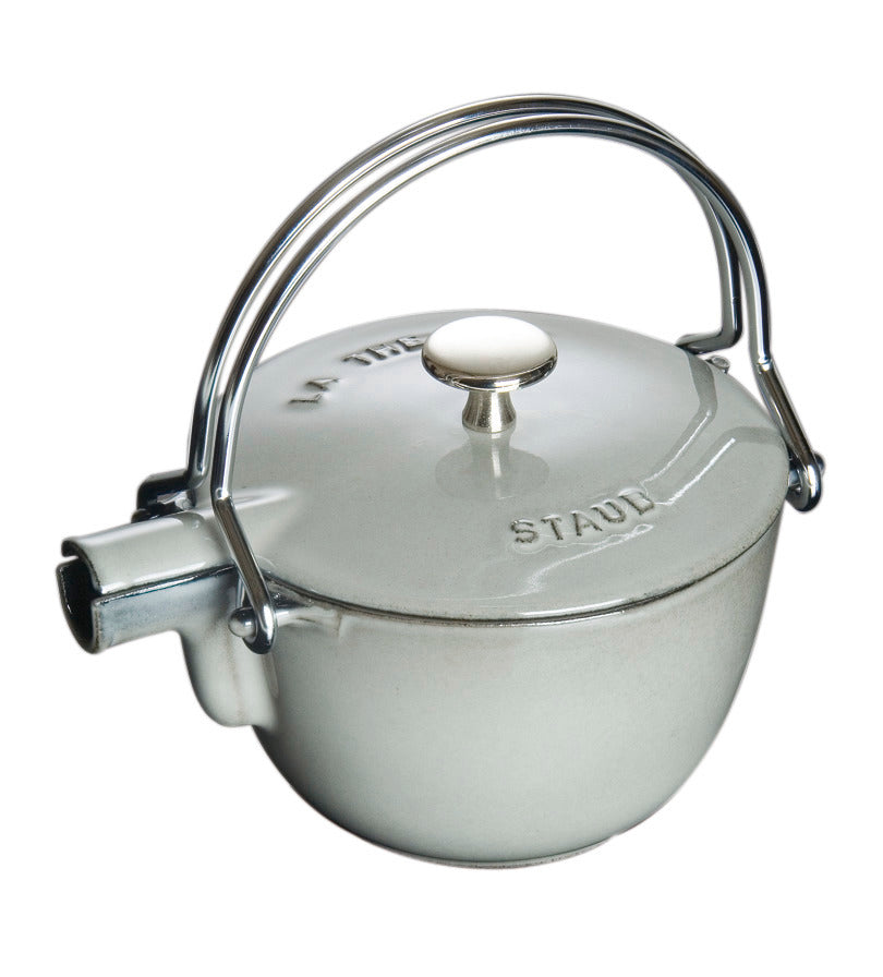 Staub Teekanne in Graphit-Grau, geeignet für die Teezubereitung.
