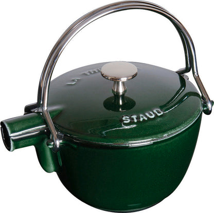 Staub Teekanne in Basilikum-Grün, ideal für die Teezubereitung in der Gastronomie