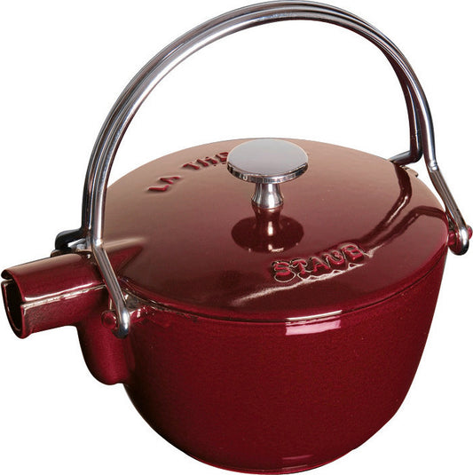 Staub Teekanne in Grenadine-Rot, für die Zubereitung von Tee im Gastronomiebereich