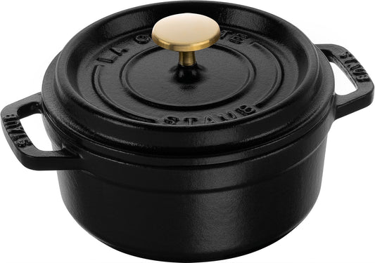 Staub Cocotte aus Gusseisen für die Zubereitung von Eintöpfen.