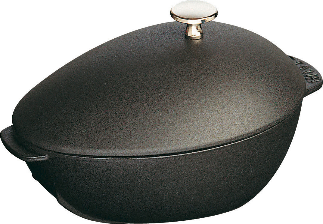 Staub Muscheltopf aus Gusseisen für die Zubereitung von Muscheln.