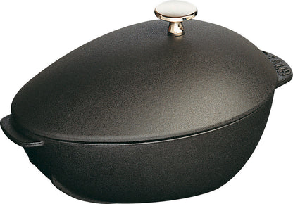 Staub Muscheltopf aus Gusseisen für die Zubereitung von Muscheln.