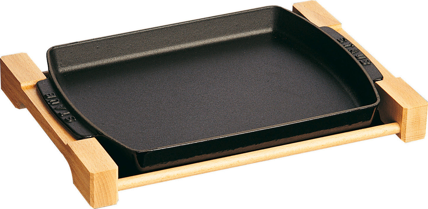 Staub Teller mit Holzunterlage für das Servieren warmer Speisen