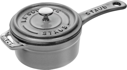 Staub Stieltopf 10 cm aus Gusseisen für Saucen und kleine Gerichte.