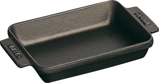 Staub Mini-Auflaufform aus Gusseisen für die Zubereitung kleiner Gerichte.