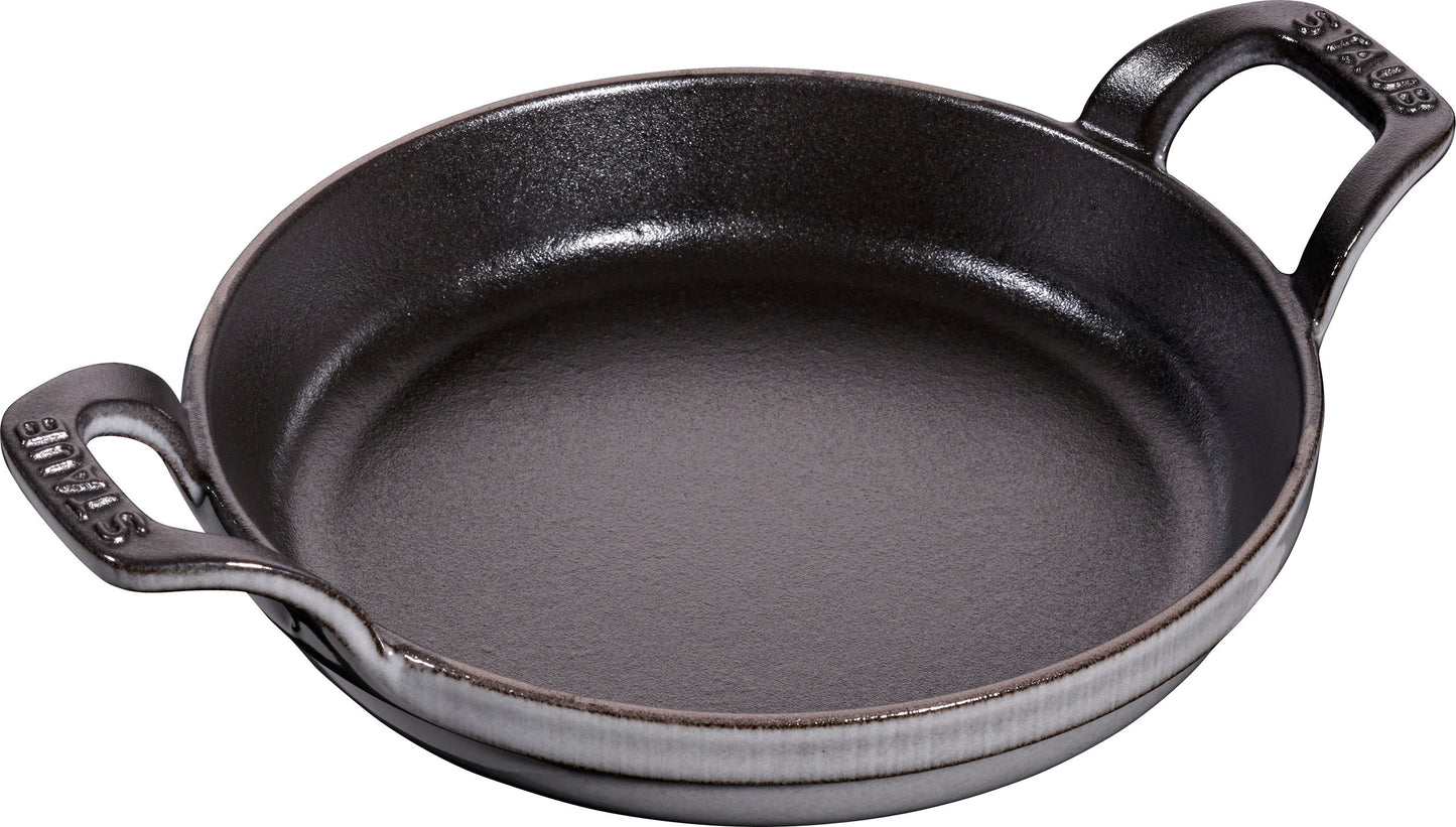 Staub Auflaufform aus Gusseisen für die Zubereitung von Aufläufen.