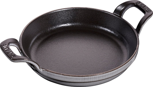 Staub Auflaufform aus Gusseisen für die Zubereitung von Aufläufen.