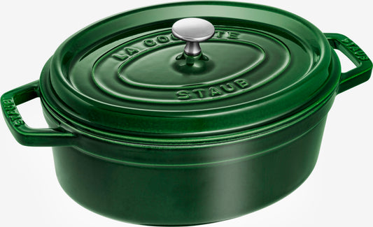 Staub Cocotte 27 cm in Basilikum-Grün, geeignet für schmackhafte Zubereitungen