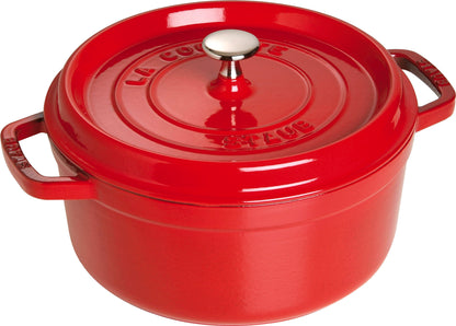 Staub Cocotte aus Gusseisen für das Zubereiten von geschmorten Gerichten