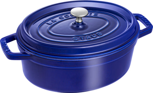Staub Cocotte 27 cm in Dunkelblau, ideal zum Kochen und Schmoren