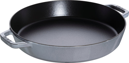 Staub Paella Pfanne 34 cm aus Gusseisen für die Zubereitung von Paella.