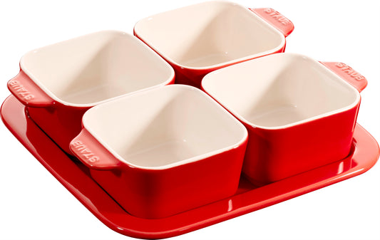 Staub Tapas Set aus Keramik für die stilvolle Präsentation von Snacks.