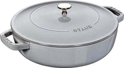 Staub Bräter aus Gusseisen mit Chistera Drop-Structure für gleichmäßiges Garen.