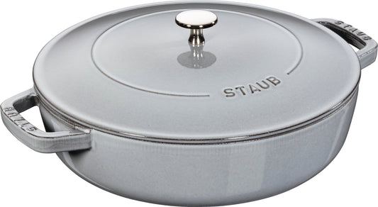 Staub Bräter aus Gusseisen mit Chistera Drop-Structure für gleichmäßiges Garen.