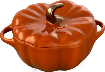 Staub Cocotte aus Keramik, ideal für das Zubereiten und Servieren von Speisen.