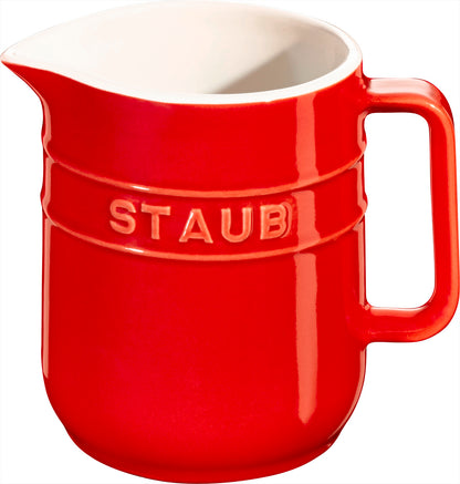 Staub Krug aus Keramik für Milch und Sahne im Einsatz auf einem gedeckten Tisch.