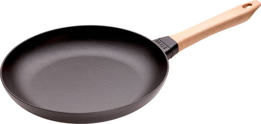 Staub Bratpfanne 28cm aus Gusseisen mit Holzgriff für das Anbraten von Fleisch und Gemüse.