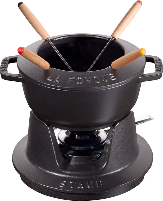 Staub Fondue Set aus Gusseisen für gesellige Kochabende.