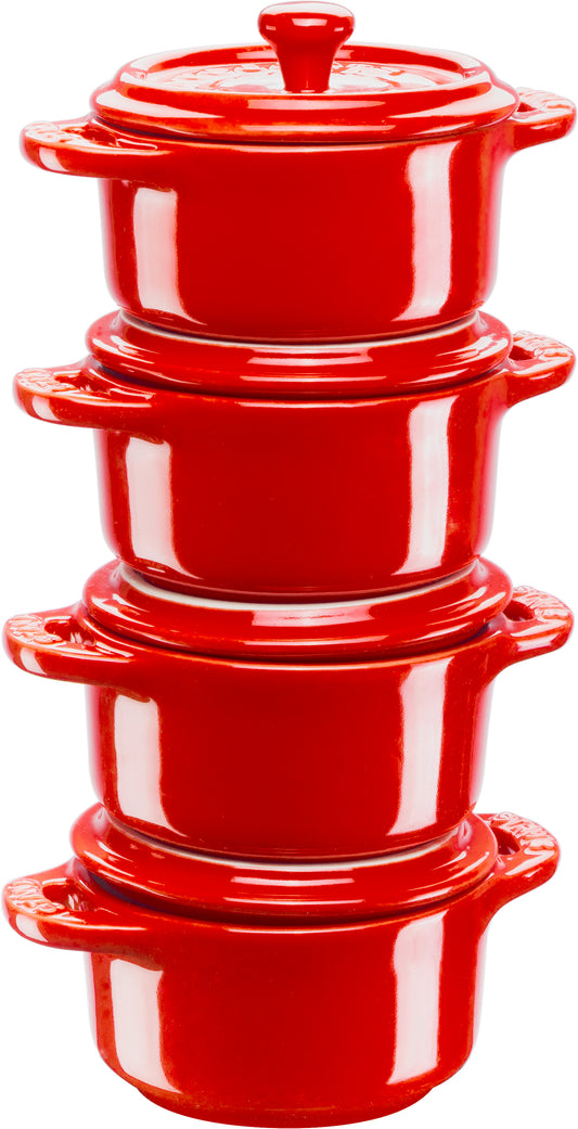 Staub Cocotte Set in Kirsch-Rot für stilvolles Servieren von Gerichten.
