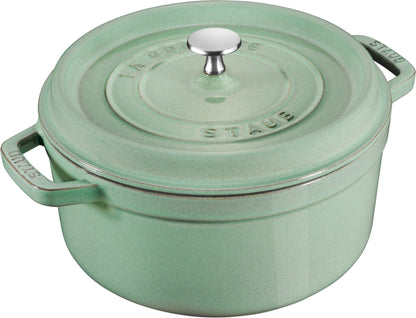 Staub Cocotte 26 cm in Salbeigrün für das Garen von Speisen