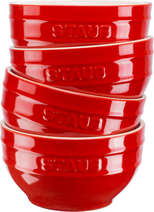 Staub Schüssel Set aus Keramik für die Zubereitung und Servierung von Speisen.