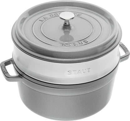 Staub Cocotte mit Dämpfeinsatz, 24 cm, ideal für schonendes Garen in der Gastronomie.