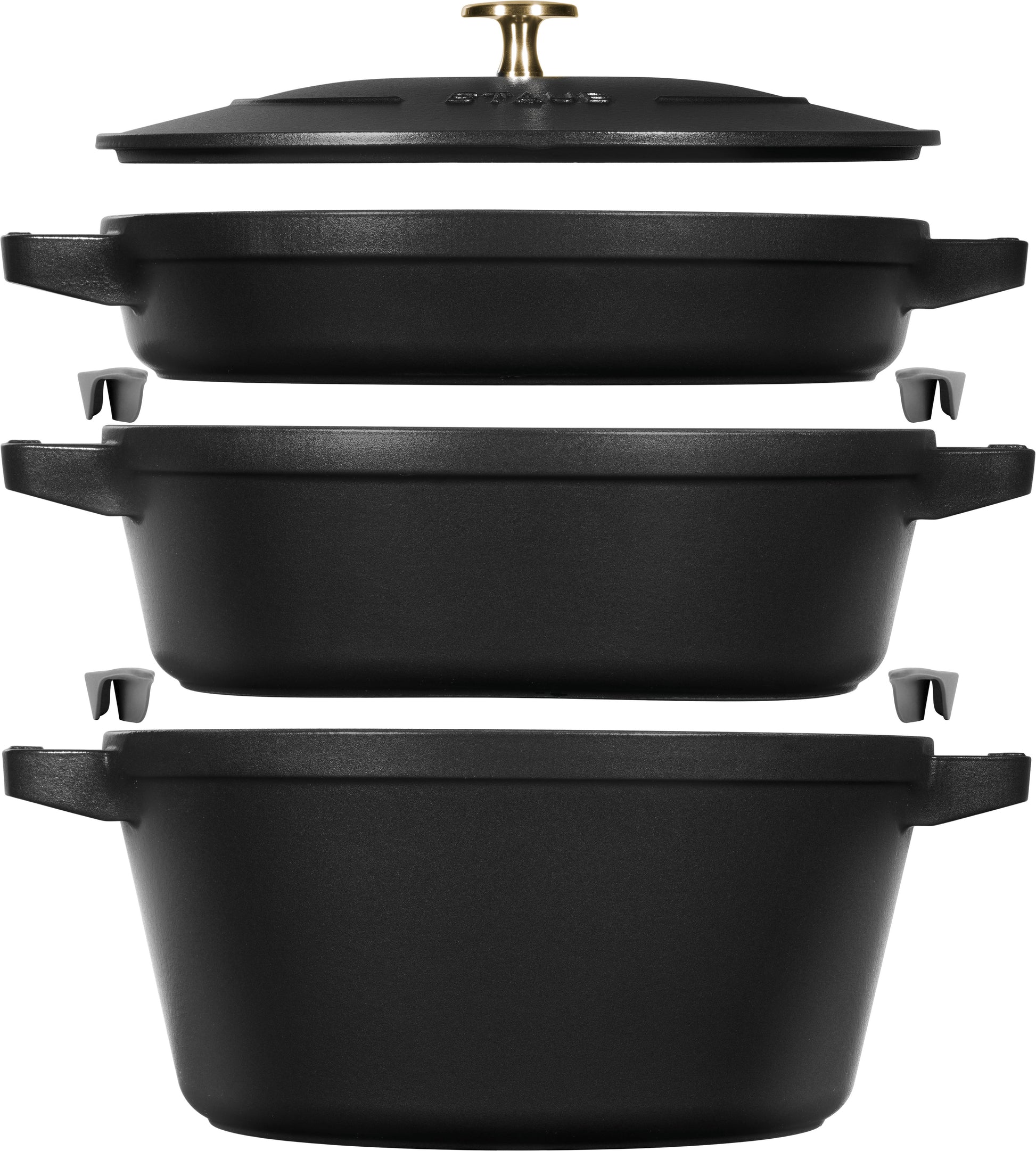 Staub Kochtopfset aus Gusseisen, bestehend aus Cocotte, Schmortopf und Pfanne für professionelle Küchen.