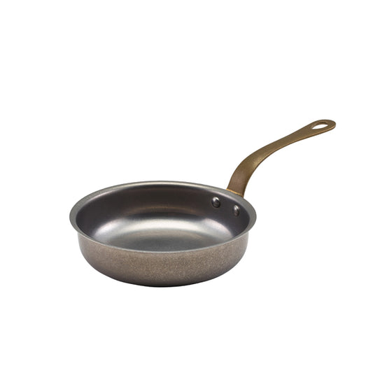 Nevilles GenWare Vintage Steel Mini Fry Pan zur Präsentation von Speisen